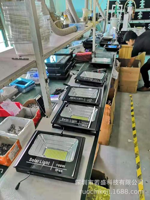 智能光控，持久续航 100W太阳能投光灯点亮新农村庭院夜晚